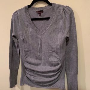 💙 Grey V-Neck Sweater with Ribbed and Ruched Details